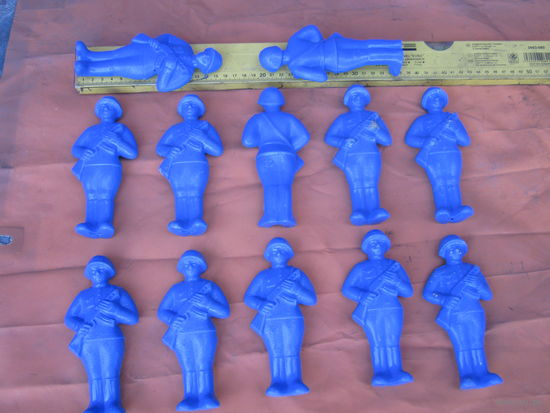 Пластмассовые фигурки советского солдата.Только вчера куплены  в СОВЕТСКОМ магазине! Цена за весь лот!