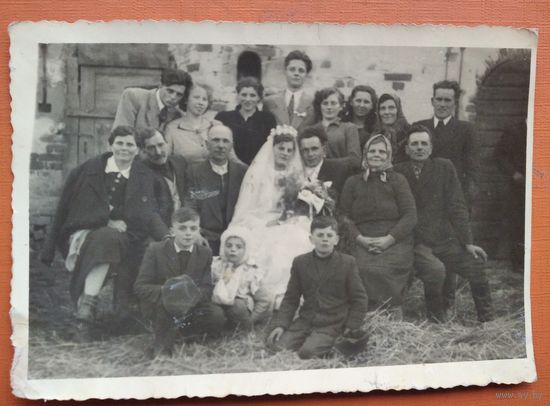Свадебные групповое фото. 1950-е. Польша. 8.5х12 см.