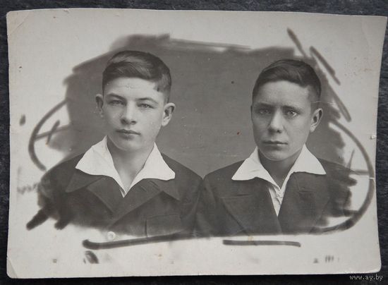 Фото двух юношей. 1930-е 8x11.5 см.
