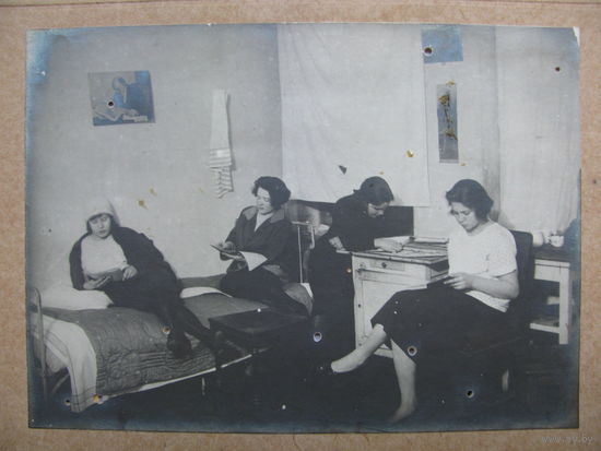 Фотография девушек 1 курса в общежитии Ленинградского химико-фармацевтического факультета. 1927 год