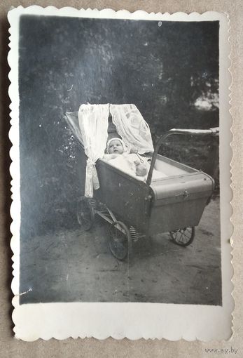 Фото ребенка в коляске. 1947 г. 6х9 см.