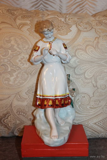 Фарфоровая статуэтка "Гадание на ромашке", времён СССР, высота 30.5 см.