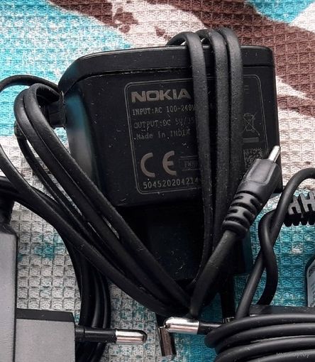 Фирменное зарядное для телефонов Nokia со встроенным кабелем.