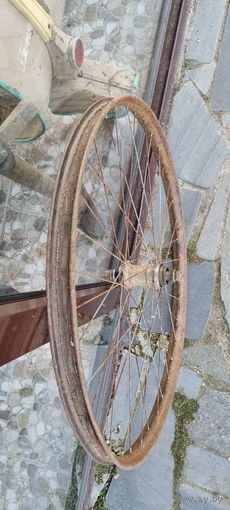 Колесо к старому велосипеду с масленкой.