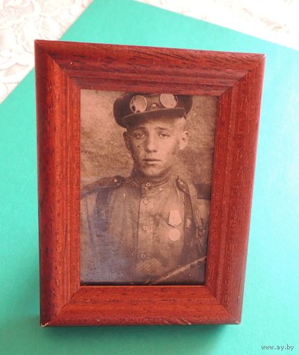 Фото "Рядовой с автоматом, кавалер медали "За отвагу" (7*5 см), в старой рамке