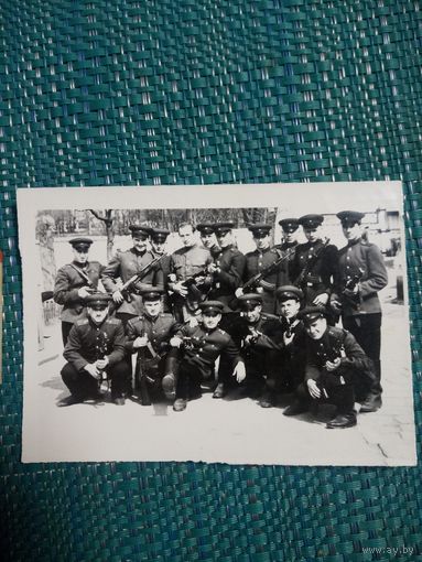 Фотография. Солдаты из 1950-х, СССР. (Парадная форма, АК-47)