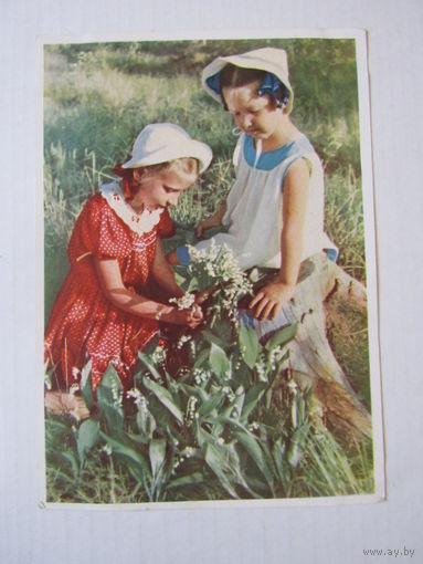 Девочки   Ландыши. Цветное фото Аполлона Шерстнева. 1958 г