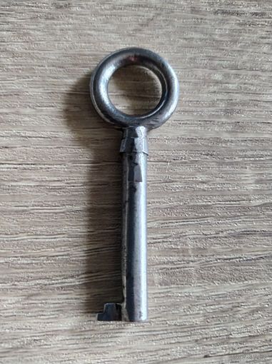 Старинный красивый ключ-2