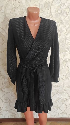 Стильное платье Dolce&Gabbana на 42-46 размер. Размер указан M. Италия. Очень красиво смотрится. Цвет черный с серебряной нитью. Можно носить как платье, можно как накидку, можно с брюками и даже с дж