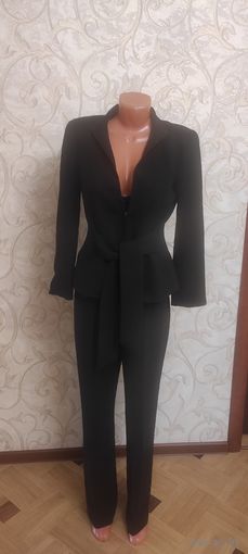 Деловой костюм Zara на 44-46 размер. Цвет угольно черный. Жакет с поясом, можно как спереди завязывать, так и сзади. Длина 59 см, Погруди 47 см, ПОталии 39 см. Брюки ПОталии 39 см, длина 100 см. Отлич