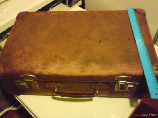 Послевоенный чемодан с угловыми накладками