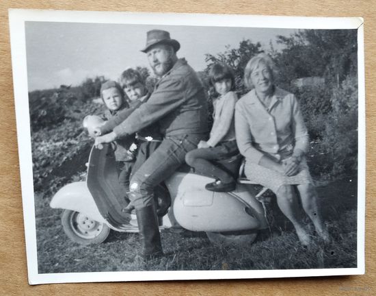 Фото семьи на мотороллере. 9х11.5 см.