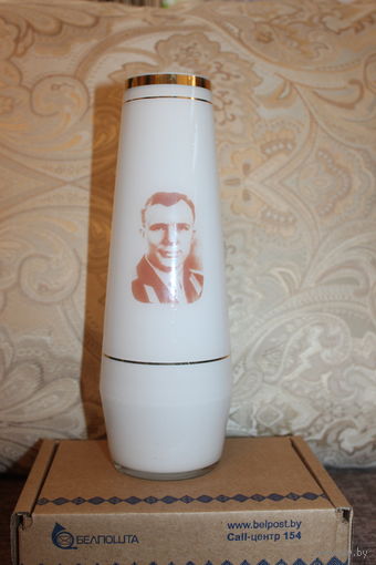Стеклянная ваза, времён СССР, с портретом Ю. А. Гагарина, 60-е годы, высота 24 см., сколов нет.