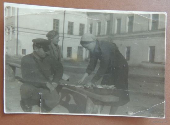 Фото "Чистка рыбы под контролем командира", Минск, 1940 г.