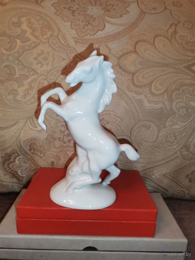 Фарфоровая статуэтка "Конь", высота 18 см., клеймо, номер.