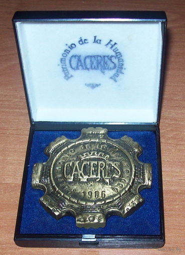 Настольная медаль CACERES Испания.Номерная,необычной формы.
