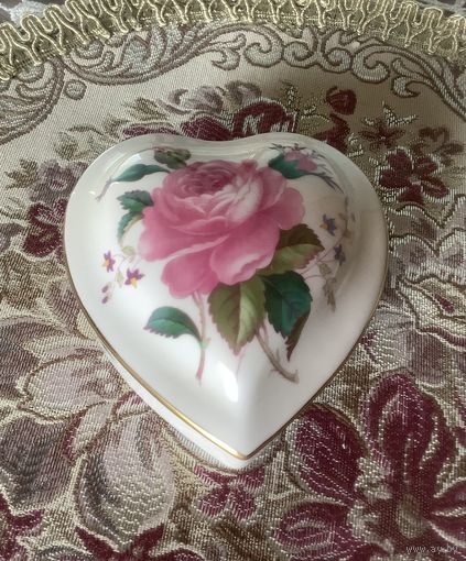 Шкатулка Роза форма Сердце костяной фарфор Англия винтаж