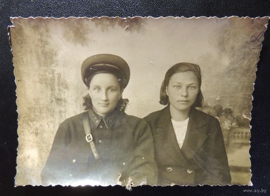 На побывке,сестры,одна командир красной армии 1941 г.