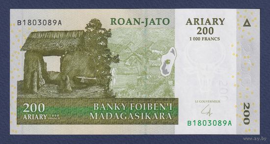 Мадагаскар, 200 ариари 2004 г., P-87b, UNC