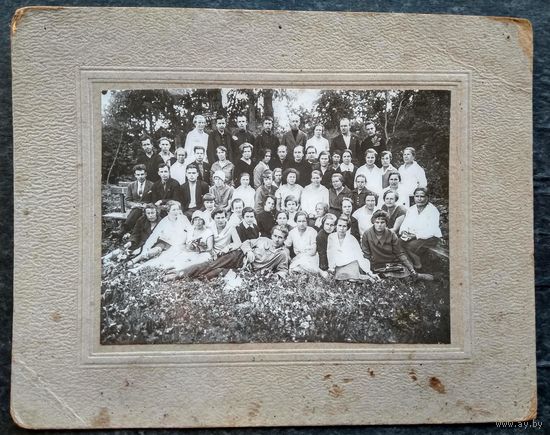 Фото группы белорусской молодежи. 1920-30-е. 12х17 см.
