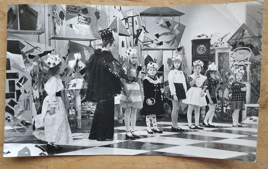 Фото со съемок телепередачи "Белая королева". БТ. 1980-90-е. 13х21 см.