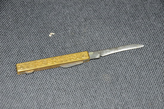Перочинный складной советский  нож с латунной  ручкой,заклёпками. И знаком  качества на  правой  накладке.