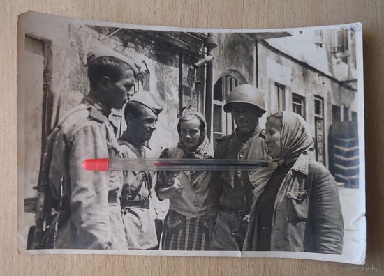 Воины беседуют с гражданками Пинска 1944
