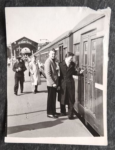 Фото на перроне железнодорожного вокзала. г.Лениград. 1950-е. 9х12 см