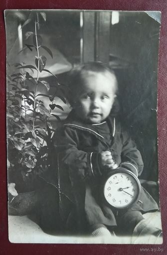 Фото ребенка с будильником. Июль 1941 г. 8х12 см.