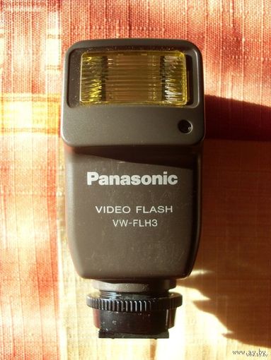Panasonic VW-FLH3E дополнительная вспышка к видеокамерам  для светлых и более качественных фотоснимков.