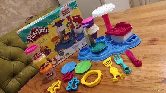 Игровой набор Play-Doh Сладкая вечеринка несомненно порадует каждого ребенка! Б/у, есть коробка, не хватает только прозрачной крышки (на фото) и самого пластилина.