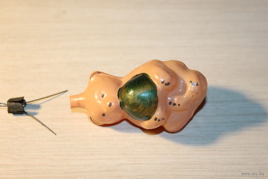 Стеклянная, ёлочная игрушка "Медведь с мячиком", длина 8 см.