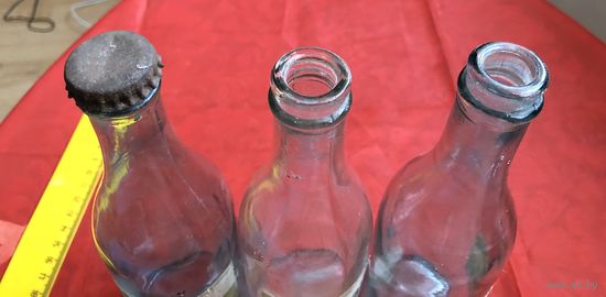 Три бутылки с этикеткой 1950-е годы цена за все