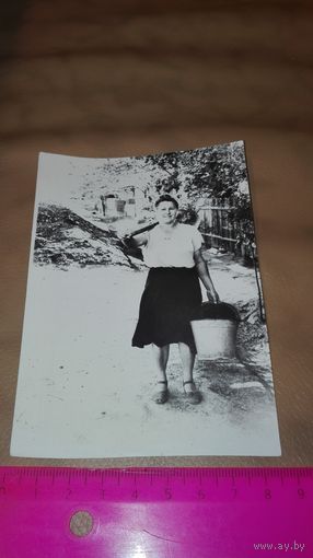 Старое фото женщина с ведрами