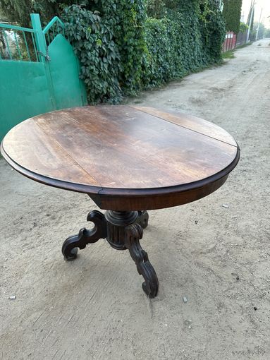 Старинный деревянный стол