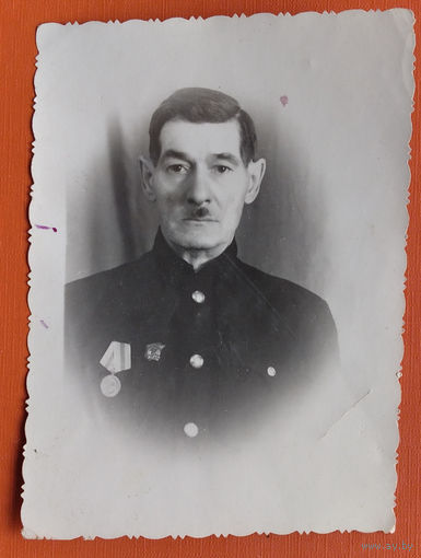 Фото мужчины с медалью. 1956 г. 8.5х12 см.