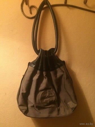 Брендовая сумка Giorgio Armani, очень стильная, удобная, красивая сумка. Отличное состояние, носила не часто, так как много сумок в наличии, часто меняю. Размер дна 32 на 10 см, высота 34 см. Натураль