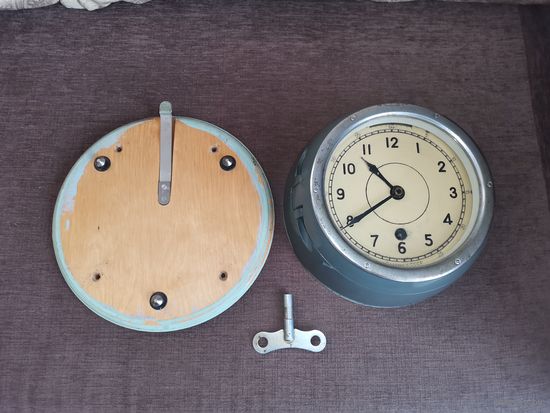 Каютные часы с деревянным основанием, времён СССР, заводятся, идут.
