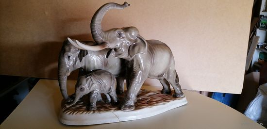Немецкая Hertwig статуэтка Семья слонов,фарфор. Высота 35 см. Германия, середина ХХ века
