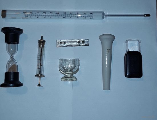 Лабораторный инструмент шприц , лупа , пестик , термометр, часы песочные