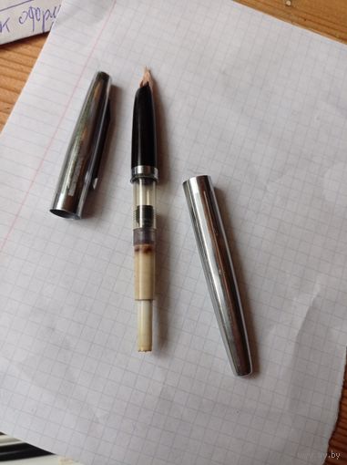 Ручка с золотым пером.