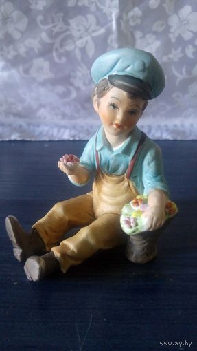 Статуэтка керамическая "Мальчик с корзиной цветов"