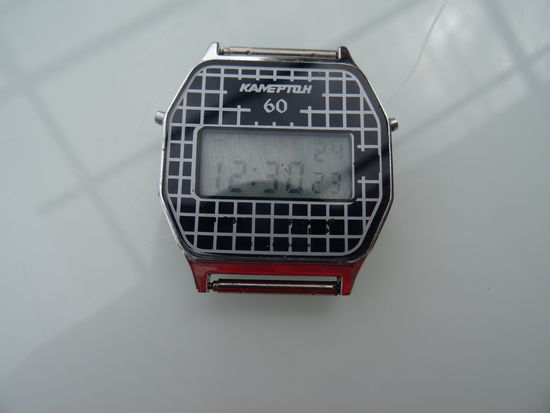 Часы  "Камертон-60", они же "Электроника-53", с редкой стекломаской. На ходу