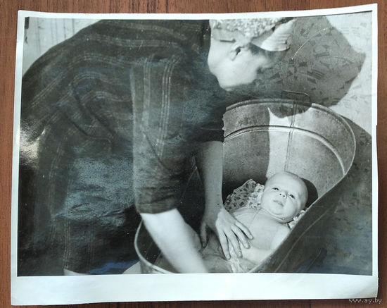 Фото из СССР. Купание младенца в ванночке. 18х23 см.
