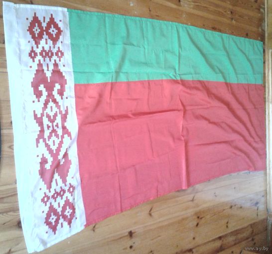 Флаг старого образца, много белого цвета на узоре, длина около 2 метров