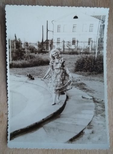 Минск. Фото у фонтана в парке им. Горького. 1950-е. 8х12 см.