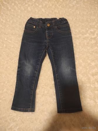 Классические джинсы на рост 98 см. Длина 51 см, ПОталии 24-27 см. Состояние отличное.