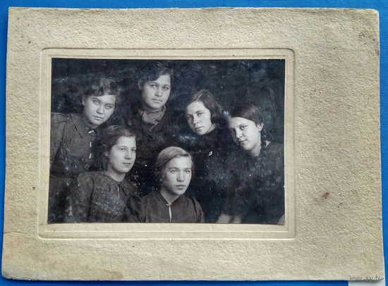 Фото группы девушек. 1940 г. . На паспарту