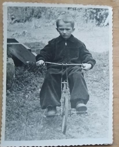 Фото мальчика на велосипеде. 1950-е. 9х11.5 см
