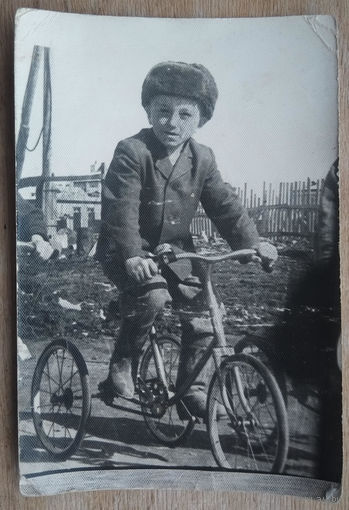 Фото мальчика на трехколесном велосипеде. 10х15 см.